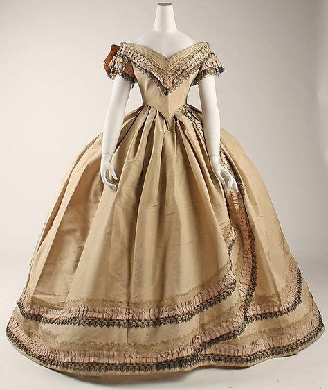 Ball gown, England, ca. 1860-1864. Metropolitan Museum of Art Rp Outfits, 1860 Fashion, Silk Evening Dress, Historical Dress, 1800s Fashion, Hoop Skirt, 19th Century Fashion, Old Dresses, Victorian Clothing