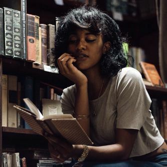 nat on Twitter: "thread of poc in dark academia cause the aesthetic is extremely whitewashed and there's barely any pictures of poc dark academics on pinterest / tumblr… https://t.co/iMjmWB9w2h" Poc Dark Academia, Black Academia, Poses References, Woman Reading, Dark Academia Aesthetic, Reading A Book, Academia Aesthetic, Story Inspiration, Hermione Granger