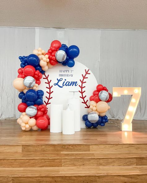 Baseball theme birthday party 🥳 Kids parties have so many fun themes to choose from! Whether the theme is sports, cartoons, a current trend, or anything in between we can customize your backdrop. To start you order fill out our inquiry form on our website or send us an email at info@luxanballoons.com 3rd Birthday Party Baseball, Baseball Party Backdrop Ideas, Kids Baseball Birthday Party, Baseball Birthday Backdrop, First Birthday Boy Themes Ideas, Baseball Party Backdrop, La Dodgers Birthday Party, Dodger Party, Baseball Backdrop