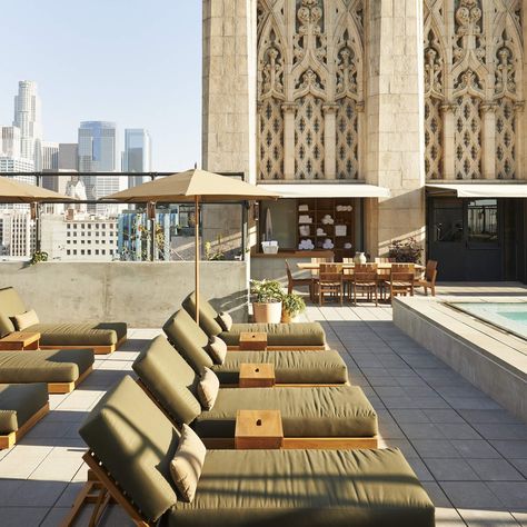 The Best Rooftop Hangouts in Los Angeles Ace Hotel Los Angeles, Rooftop Bars Los Angeles, Los Angeles Downtown, Best Rooftop Bars, Los Angeles Hotels, Los Angeles Travel, Rooftop Lounge, Ace Hotel, Deco Retro