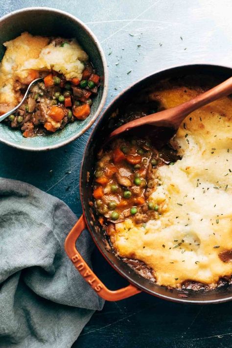 Vegetarian Shepherd's Pie ♡ saucy mushrooms, carrots, and peas topped with creamy mashed potatoes. Real food meets comfort food! #meatless #vegetarian #vegan #mushroom #shepherdspie #cleaneating #casserole #plantbased | pinchofyum.com Vegetable Shepards Pie Vegetarian, Lentil Mushroom Shepards Pie, Burger Vegetarian, Vegetarian Shepherds Pie, Cooked Lentils, Sandwich Vegetarian, Shepard's Pie, Veggie Broth, Mash Potatoes