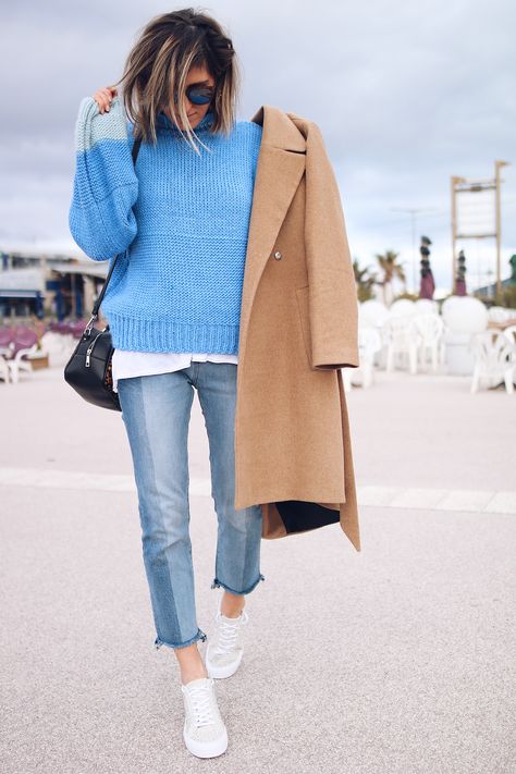 Winter Blue Outfit, Style White Converse, Blue Pullover Outfit, Blue Jumper Outfit, Light Blue Shirt Outfit, Uni Ootd, Blue Outfit Winter, Light Jeans Outfit, White Converse Sneakers