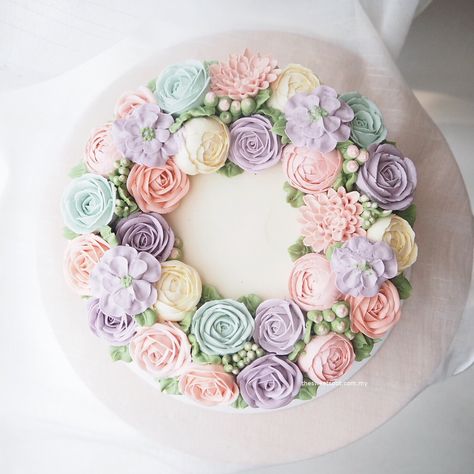 Pastel Buttercream Flowers, Cascading Buttercream Flower Cake, Buttercream Cake Designs, Buttercream Flower Cake, Birthday Cake With Flowers, Icing Flowers, Cake Decorating Piping, Fiesta Tropical, Valentine Cake