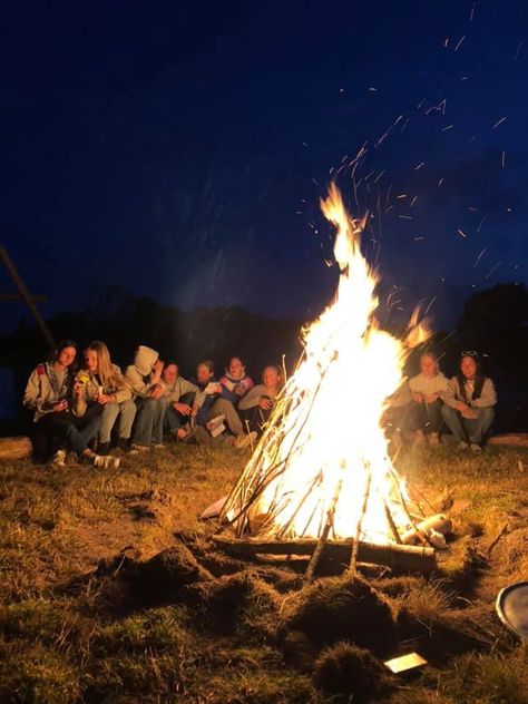 Scout Camp Aesthetic, Camp Decorating Ideas, Scouting Aesthetic, School Camping Trip, Scout Summer Camp, Scout Aesthetic, Summer Camp Vibes, Camp Friends, Camp America