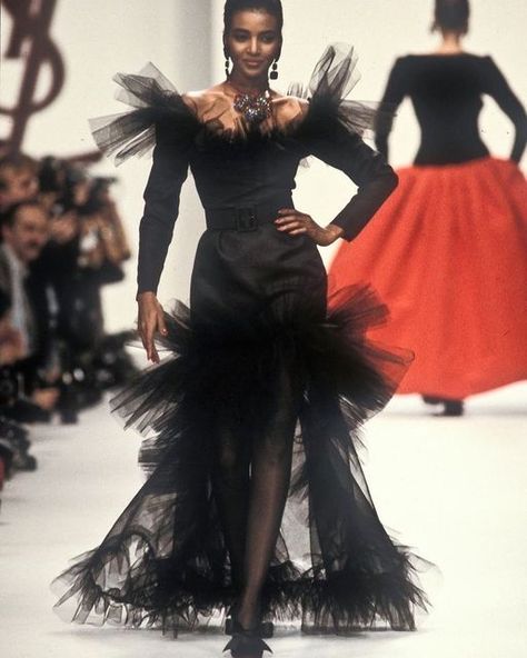 bezh •24 on Instagram: "YSL FW 1988 rtw" Ysl Runway, Iconic Runway, Vintage Runway Fashion, Yves Saint Laurent Dress, B Fashion, 1980s Fashion, Rive Gauche, Alternative Outfits, Grey Fashion