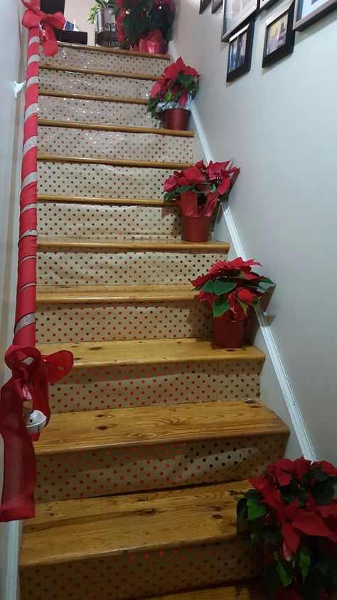 Fancy Wrapping, Stairwell Ideas, Stairway Decorating, Stair Handrail, Christmas Themes Decorations, Christmas Decorations Living Room, Christmas Memories, Ornament Ideas, Christmas Decorations For The Home