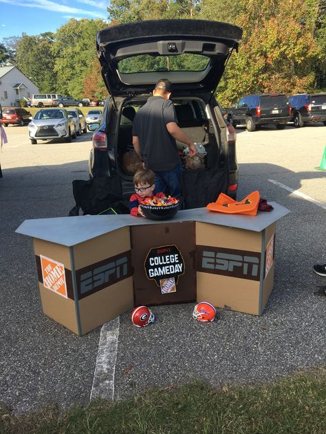 College Game Day Trunk Or Treat, Nfl Trunk Or Treat Ideas, Trick Or Trunk Ideas For Trucks, Football Trunk Or Treat Ideas, Football Trunk Or Treat, Easy Trunk Or Treat Ideas, Easy Trunk Or Treat, Church Trunk, Trunker Treat Ideas