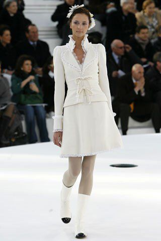 Moschino Runway, Chanel Suit, Collection Couture, Mode Chanel, Chanel Jacket, Chanel Collection, Chanel Couture, Chanel Haute Couture, Chanel Spring