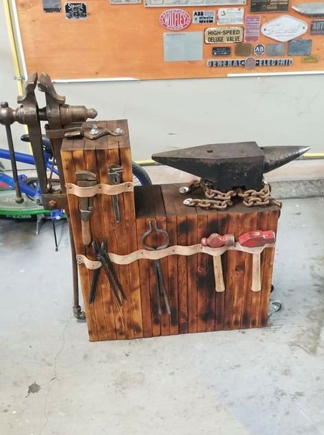 Homemade Forge, Forge Ideas, Diy Forge, Blacksmith Workshop, Forging Tools, Blacksmith Forge, Metal Fabrication Tools, Blacksmith Tools, Anvils