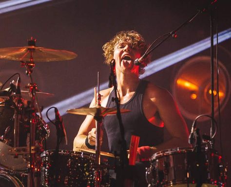 Sounds Good Feels Good, 5sos Hot Pics, Ashton Irwin On Stage, 5sos Sounds Good Feels Good Era, Ashton Irwin Drumming, Youngblood Ashton Irwin, Ashton Irwin Guitar, Luke Hemings, Ashton Irwin Blood On The Drums