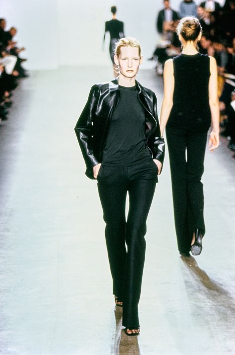 Calvin Klein Collection Fall 1999 Ready-to-Wear Fashion Show - Kirsten Owen 90s Calvin Klein Outfit, Ready To Wear 90s, Winter Fashion Collection, 90s Knitwear, Calvin Klein 90s Runway, Calvin Klein 1996, 90s Fashion Show, Minimal Stil, 90s Calvin Klein