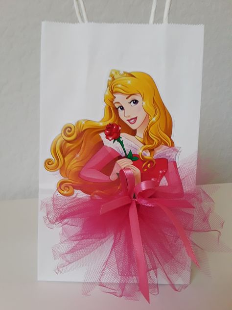 Having a Disney princess theme party? These favor bags are perfect for the goodies.  https://www.ebay.com/itm/293078399300 Princess Goody Bag Ideas, Princess Party Gift Bag Ideas, Disney Princess Candy Bags, Sleeping Beauty Favor Bags, Disney Princess Favor Boxes, Disney Princess Theme Party, Disney Centerpieces, Sleeping Beauty Disney, Princess Favors