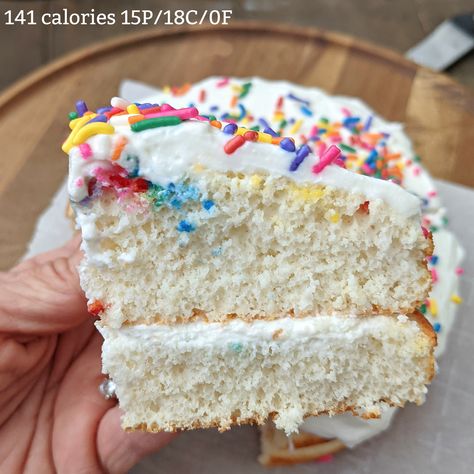 Healthy White Cake, Protein Birthday Cake Recipes, Healthy Delicious Cake Recipes, Healthy Low Calorie Cake, High Protein Birthday Cake, Easy Protein Powder Desserts, Low Calorie Vanilla Cake, Healthy White Cake Recipe, Low Calorie Birthday Cake