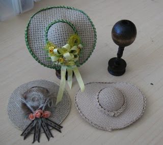 Casey's Minis: Here's Your Hat..... Miniature Hats, Miniature Clothes, Dollhouse Clothes, Barbie Hat, Dollhouse Tutorials, Doll Hats, Hat Tutorial, Doll House Crafts, Mini Hats