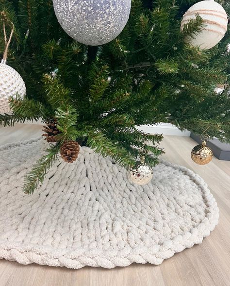 Would anyone be interested in a chunky knit tree skirt tutorial? 🌲✨ Chunky Tree Skirt, Knitted Tree Skirt Pattern Free, Chunky Knit Tree Skirt, Knitted Tree Skirt, Knit Tree Skirt, Knitted Tree, Knit Tree, Knit Decor, Skirt Pattern Free