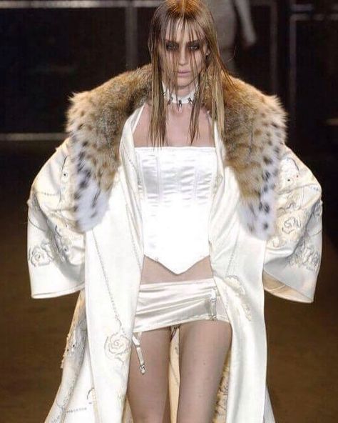 John Richmond, John Galliano, Fashion Fits, Runway Models, Looks Vintage, Couture Fashion, Fashion Magazine, Runway Fashion, High Fashion