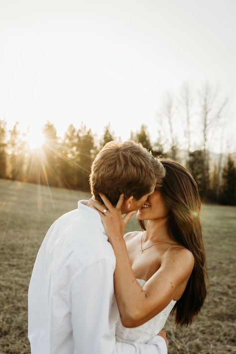 MOUNTAIN ENGAGEMENT SESSION IN GNP | GLACIER NATIONAL PARK PHOTOGRAPHER Couple Wedding Photos, Country Engagement Photos, Mountain Photoshoot, Country Engagement Photoshoot, Fall Engagement Pictures, Cute Engagement Photos, Couple Engagement Pictures, Mountain Engagement Photos, Mountain Engagement Session