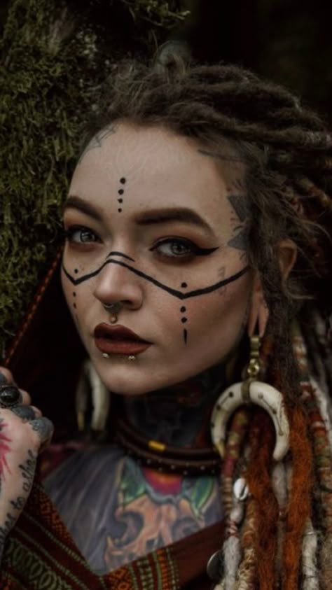 Barbarian Woman Makeup, Scottish Warrior Makeup, Belly Dancing Makeup, Norse Make Up, Norse Face Marking, Cool Face Tattoos Men, Simple Viking Makeup Women, Elf Warrior Makeup, Dark Druid Makeup