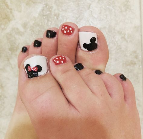 Mickey Mouse Pedicure, Disney Toes Designs, Disney Toenails, Disney Toe Nail Designs, Disney Pedicure, Nail Art Mickey Mouse, Disneyland Nails, Mouse Nails, Disney Nail Designs