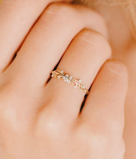 خواتم خطوبة, Cute Promise Rings, Hand Jewelry Rings, Modern Gold Jewelry, Pretty Jewelry Necklaces, Cute Engagement Rings, Gold Rings Fashion, Gold Ring Designs, Dream Engagement Rings