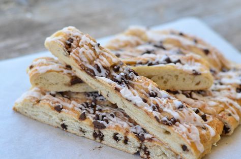 Easy Sweet Breakfast Focaccia, this bread is full of chocolate chips, cinnamon sugar and tender dough! This is perfect for any breakfast or brunch table! Chocolate Chip Focaccia, Sourdough Breakfast Foccacia, Breakfast Foccacia, Breakfast Focaccia, Foccacia Bread, The Food Network, Focaccia Recipe, After School Snack, Brunch Table