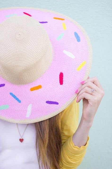 DIY Donut Floppy Hat. Donut Hat, Woodworking Decor, Diy Donut, Diy Donuts, Diy Outfits, Mode Shoes, Diy Sac, Artist Photography, Photography Interior