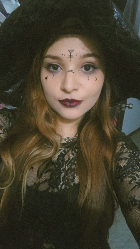 Simple witch make up ⭐ Casual Witch Makeup, Witch Makeup Easy Simple, Witch Costume Makeup Easy, Simple Halloween Witch Makeup Ideas Easy, Witch Makeup Simple, Easy Halloween Witch Makeup, Simple Witch Makeup Halloween, Make Up Bruja, Everyday Witchy Makeup