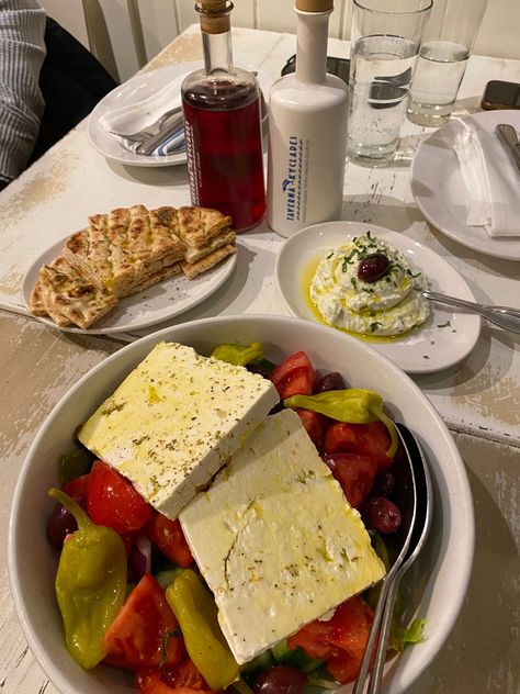 Greece Meals, Greek Food In Greece, Greek Summer Food, Greek Food Restaurant, Greece Food Aethstetic, Mediterranean Food Aethstetic, Greek Salad Aesthetic, Greek Holiday Aesthetic, Greek Restaurant Aesthetic