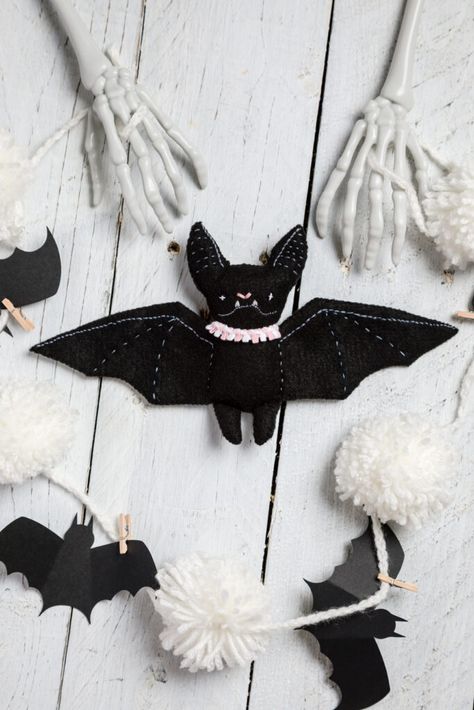 Stuffed Bat, Bat Craft, Kid Friendly Halloween, Bat Pattern, Easy Halloween Crafts, Felt Halloween, Halloween Goodies, Cute Bat, Plush Pattern