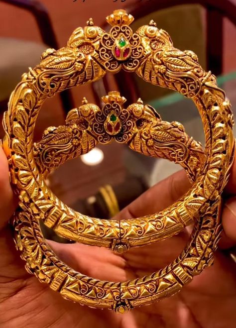 Kada Designs Gold, Gold Kangan, Fish Aquarium Decorations, Gold Jewelry Simple Necklace, Gold Bridal Jewellery Sets, Fish Aquarium, Bangles Design, Bangles Jewelry Designs, Beaded Jewelry Designs