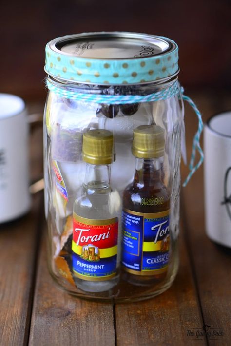 Coffee Jar Crafts, Coffee Gift Basket Ideas, Drink Basket, Iced Coffee Gifts, Coffee Mason Jar, Coffee Basket, Coffee Kit, Gifts In A Jar, Mason Jar Christmas Gifts