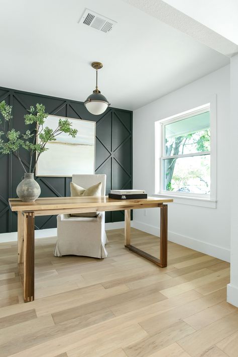 Painted Green Walls Inspiration! - Beneath My Heart Paneling Kitchen, Foyer Contemporary, Chandelier Natural, Studio In Casa, Green Home Offices, Outfit Office, Room Dark, Modern Renovation, Cozy Home Office