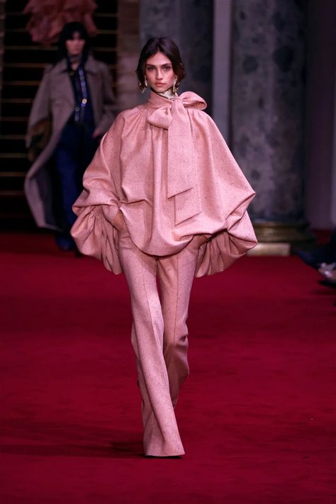 Zimmermann Ready To Wear Fall Winter 2024 Paris – NOWFASHION Zimmerman Fall 2024, Runway Ready To Wear, Fashion 1920s, Fashion Show Runway, Paris Fashion Week Runway, Runway Outfits, Mcqueen Fashion, Fall Winter 2024, Fashion Week Runway