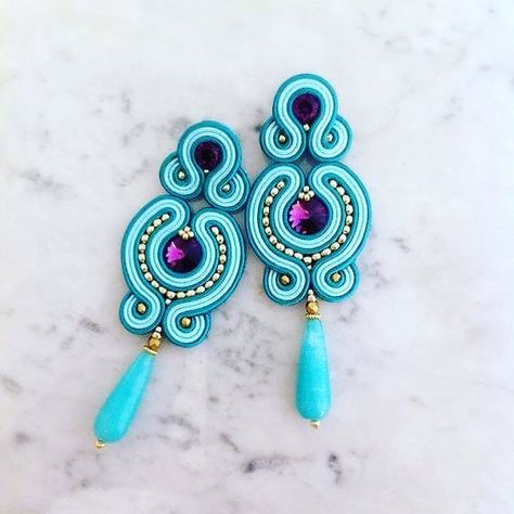 Inspiraciones Madmuasel Soutache Tutorial, Jewels Diy, Shibori Jewelry, Quilled Jewellery, Soutache Necklace, Handmade Jewel, Soutache Earrings, Soutache Jewelry, Clay Jewelry Diy