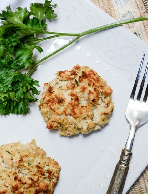 Easy No-Filler Crab Cakes — blink and these healthy, gluten free treats will be all gone! | theeverykitchen.com No Filler Crab Cakes Recipe, Gluten Free Crab Cakes, Baked Crab Cakes, Crab Cakes Easy, Crab Cake Recipes, Lump Crab Cakes, Cake Calories, Crab Cake Recipe, Pumpkin Hummus