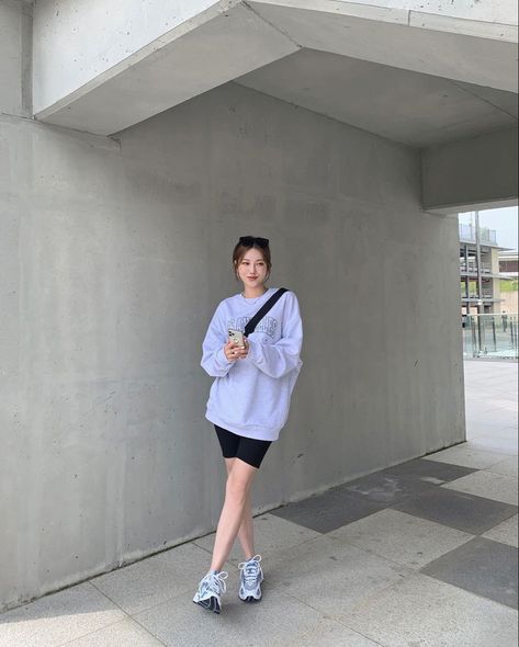 Casual Summer Outfits Korean Style, Korean Sporty Outfits, Playground Outfit, Ootd Sporty, Casual Sporty Outfits, Poses By Yourself, Outfit Korean Style, Simple Style Outfits, Korean Outfit Street Styles