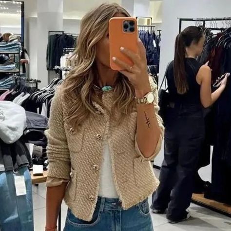 Corporate Baddie Outfits, Giacca In Tweed, Corporate Baddie, Beige Crop Tops, Boucle Jacket, Sequin Jacket, Stil Inspiration, Work Wardrobe, Professional Outfits