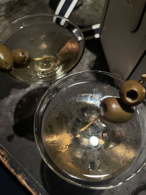 London Lifestyle Aesthetic, Martini With Olives, Martini Please, Martini Aesthetic, Drink Night, Cara Taylor, Martini Olives, Dry Martini, House Of Balloons