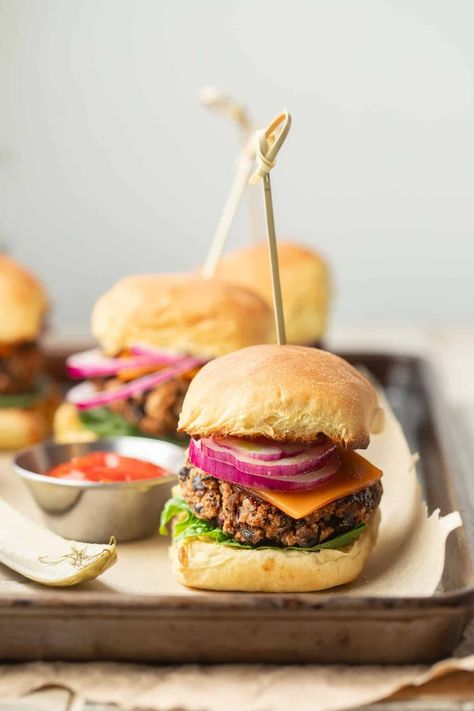 Barbecue Black Bean Vegan Sliders - Connoisseurus Veg Vegan Sliders, Black Bean Patties, Vegan Dinner Rolls, Vegan Black Bean Burger, Slider Rolls, Vegan Barbecue, Lenten Recipes, Vegan Coleslaw, Vegan Black Bean