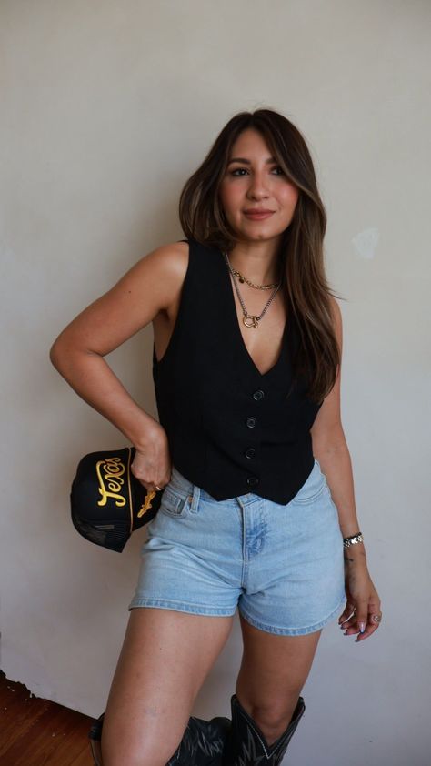 Boots And Vest Outfit, How To Style A Vest Top, Black Button Vest Outfit, Black Vest Outfit Casual, Black Vest Top Outfit, Black Denim Vest Outfit, Vest Shirt Outfit, Summer Vest Outfits, Vest Shorts Outfit