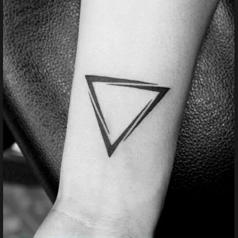 Triangle Tattoo Design, Hipster Tattoo, Triangle Tattoos, Love Tattoo, Geniale Tattoos, Arrow Tattoos, Tattoo Kits, Band Tattoo, Foot Tattoo