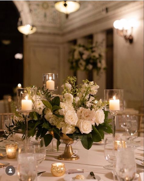 Wedding Centerpieces Gold Vase, Gold Vase Centerpieces Wedding, Wedding Bouquet Centerpieces, Big Centerpieces Wedding, Dinner Centerpieces Elegant, Classic Wedding Style Decor, Elegant Simple Wedding Centerpieces, Short Table Centerpieces, Wedding Gold Decorations