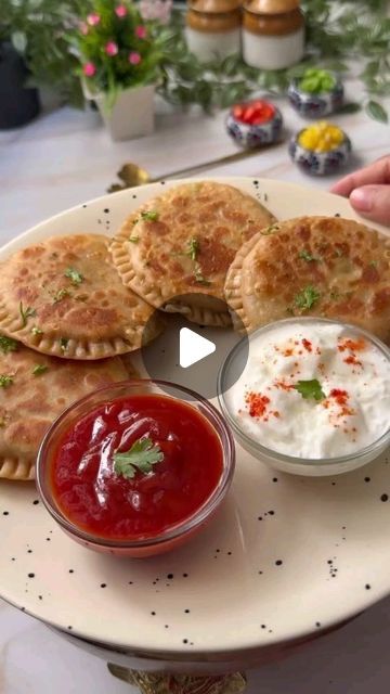 Pizza Paratha, Veg Dinner Recipes, Healthy Indian Snacks, Chaat Recipe, Indian Cooking Recipes, Vegetarian Snacks Recipes, Lunchbox Ideas, Tasty Vegetarian Recipes, Healthy Homemade Recipes