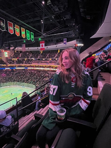 Hockey Asthetic Picture, Hockey Game Pictures Ideas, Hockey Game Instagram Pictures, Hockey Game Outfits For Women Jersey, Hockey Game Pictures, Ice Hockey Game Outfit, Nhl Game Outfit Woman, Hockey Boyfriend Aesthetic, Hockey Wags