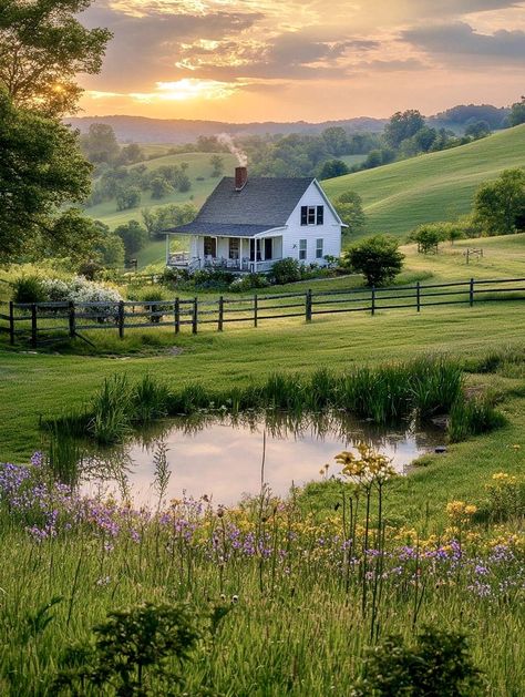 Farm Field Aesthetic, Old Money Country House, Old Money Cottage Core House, Cottage By Lake, Farm Aesthetic House, Countryside House Farmhouse, Farming Aesthetic Country Living, Countryside House Exterior, Farm Cottage Aesthetic