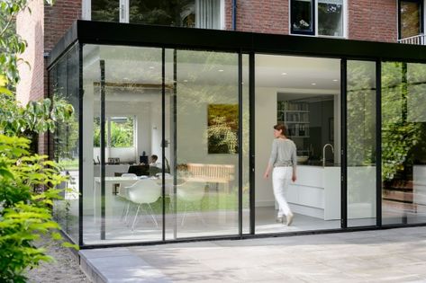 Glazen uitbouw met keuken | Groen & Schild wonen Glass Extension, Modern Extension, House Extension Design, Cosy Living Room, Residential House, Architecture Exterior, House Extensions, Design Minimalista, Utrecht