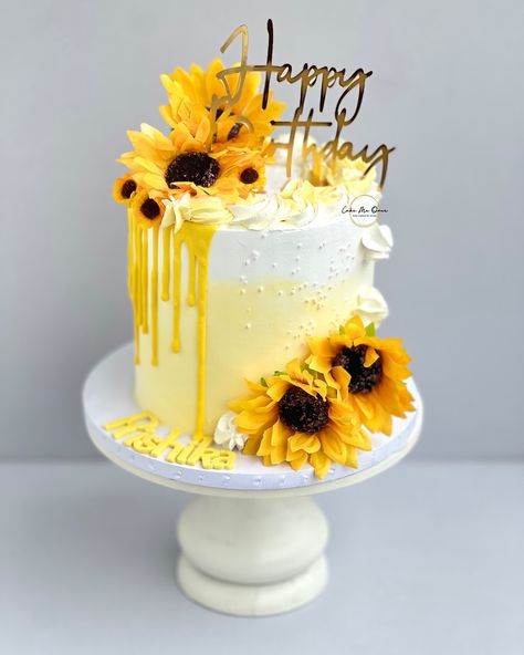 🌻“Be the sunflower “🌻 • • • #chocolate #chocolatecake #bakewithcakemeover #chefgitikaabbott #delhifoodbloggers #delhibaker #cakesofinstagram #weddingcakes #buttercreamcakes #ganache #ganachecake #newdelhi Sunflower Cakes Ideas, Sunflower Theme Cake, Sunflower Chocolate, Sunflower Birthday Cakes, Beautiful Chocolate Cake, Sleeping Beauty Cake, Sunflower Mirror, Sunflower Cupcakes, Sunflower Cake