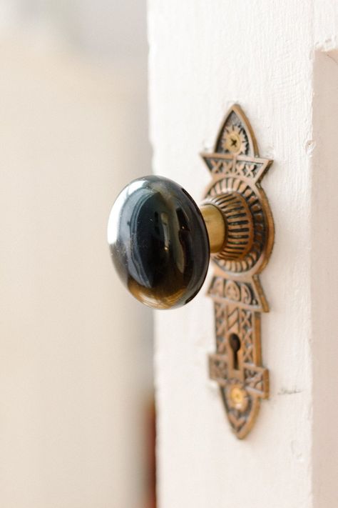 beautiful door knob Geek Decor, Counter Decor, Bathroom Counter, Vintage Hardware, Style Deco, Easy Ideas, Beautiful Doors, Knobs And Handles, Home Staging