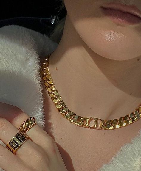 Dior Chain, Unique Gold Jewelry Designs, Dior Necklace, Gold Jewels Design, Fancy Jewelry Necklace, Necklace Outfit, Fancy Jewellery Designs, Luxe Jewelry, Gold Bride Jewelry