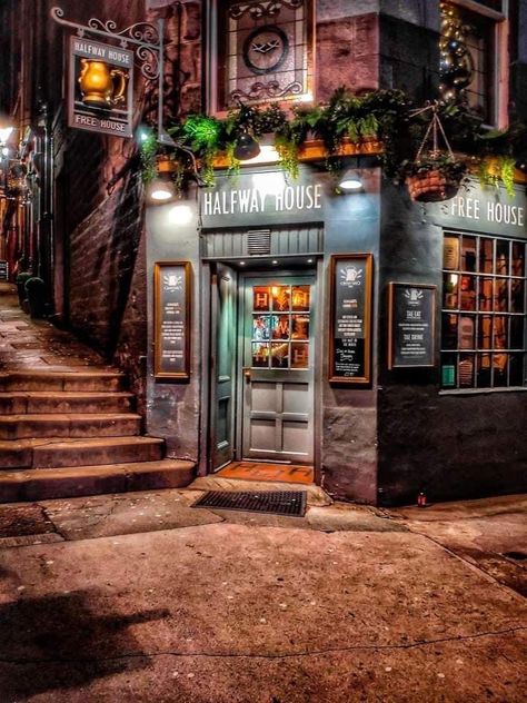 Cottage House Exterior, Cafe Exterior, Halfway House, Bookstore Cafe, Cozy Coffee Shop, Coffee Shop Aesthetic, Shop Fronts, Edinburgh Scotland, Architecture Exterior